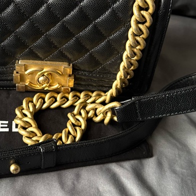 CHANEL Boy 20 黑金色｜魚子醬皮 斜背包-15