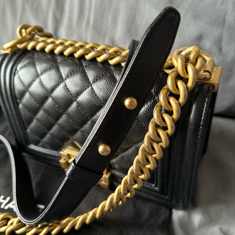 CHANEL Boy 20 黑金色｜魚子醬皮 斜背包-16