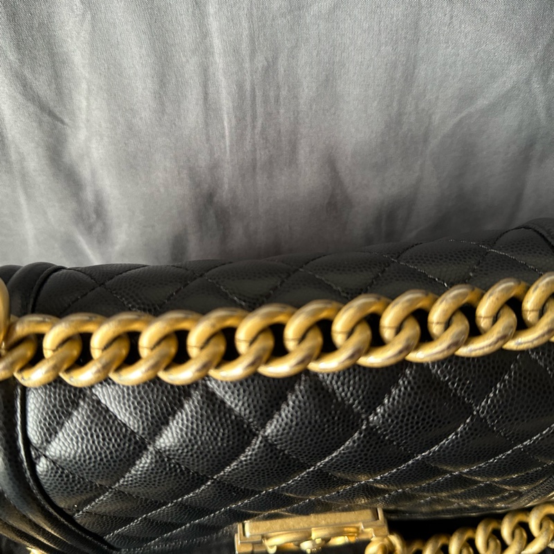 CHANEL Boy 20 黑金色｜魚子醬皮 斜背包-18