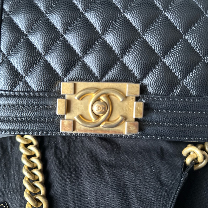 CHANEL Boy 20 黑金色｜魚子醬皮 斜背包-19