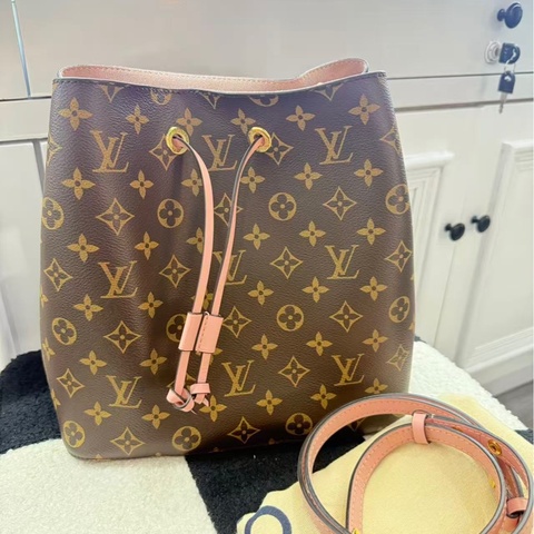 98新LV 粉色水桶包 附件配塵袋