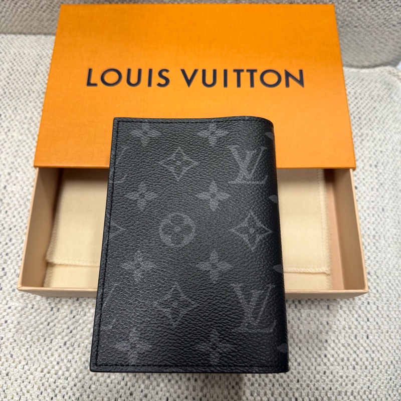 LOUIS VUITTON Monogram Eclipse 黑花 護照夾 配4個卡槽 塗層帆布 卡包護照夾 男款 黑色-1