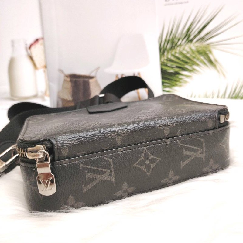 LV Alpha wearable 黑武士 相機包 芯片款-4