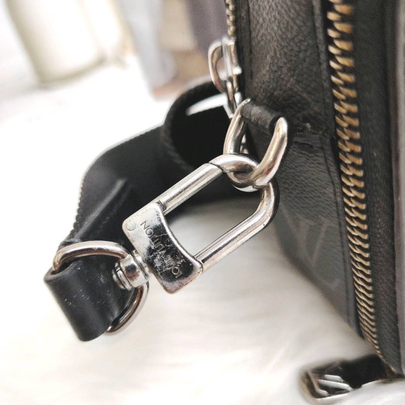 LV Alpha wearable 黑武士 相機包 芯片款-6