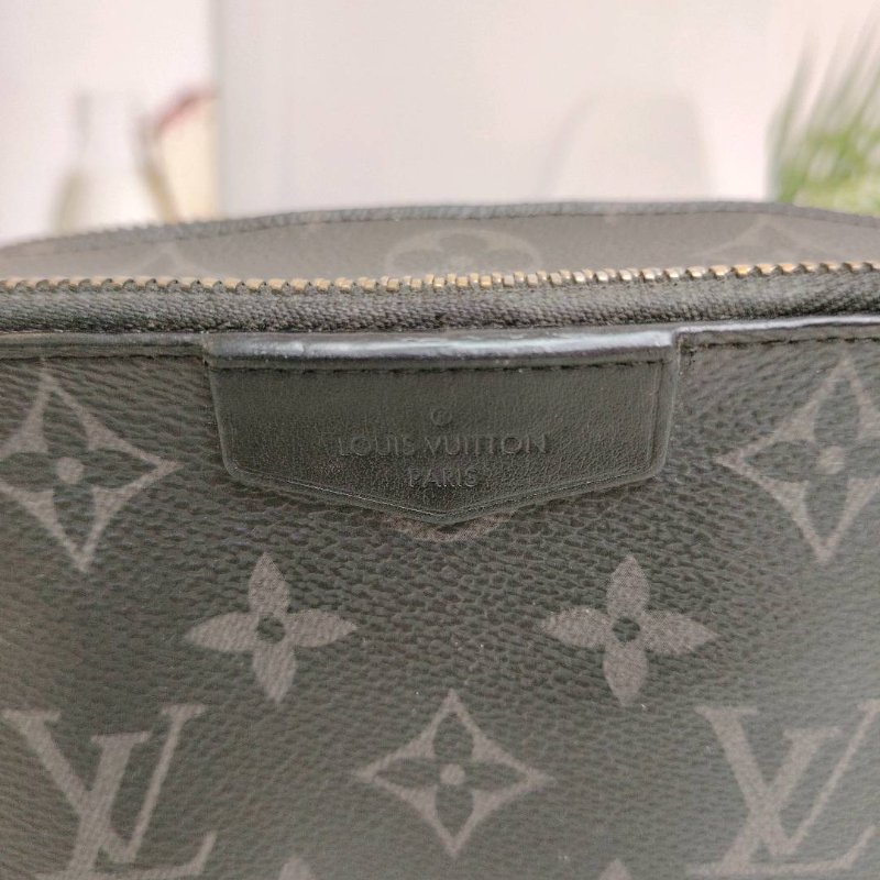 LV Alpha wearable 黑武士 相機包 芯片款-7