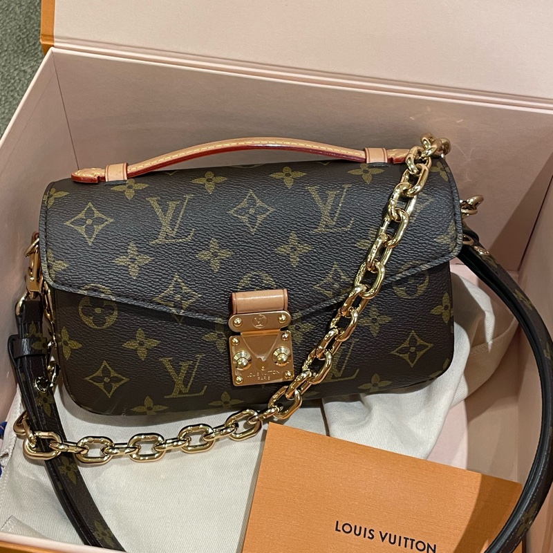 ▪️富貴選物FUGUEI▪️秒殺價格 LV M46279 east west 新款老花小號郵差包 芯片版本-0