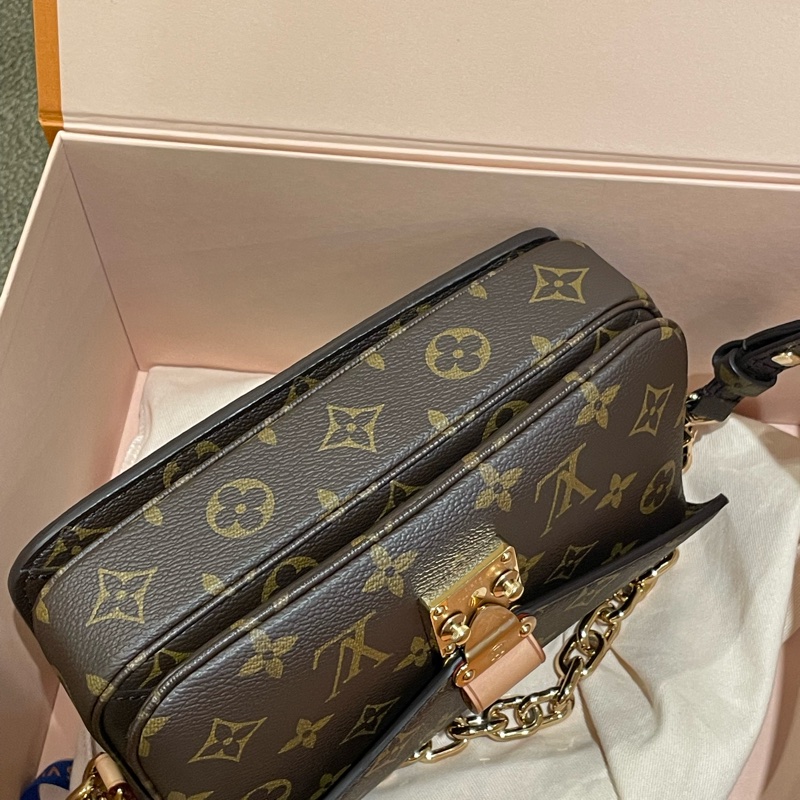 ▪️富貴選物FUGUEI▪️秒殺價格 LV M46279 east west 新款老花小號郵差包 芯片版本-6