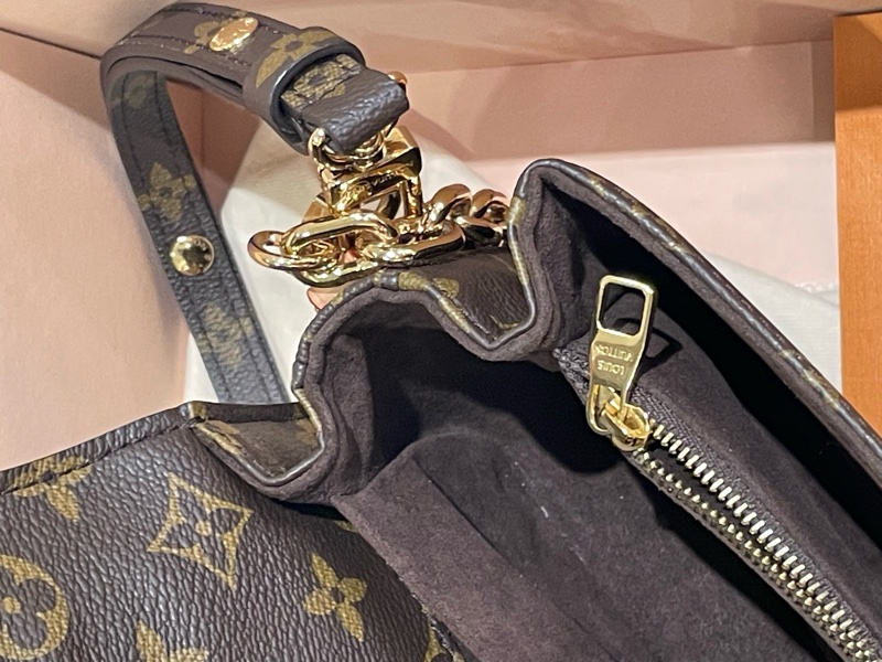 ▪️富貴選物FUGUEI▪️秒殺價格 LV M46279 east west 新款老花小號郵差包 芯片版本-13