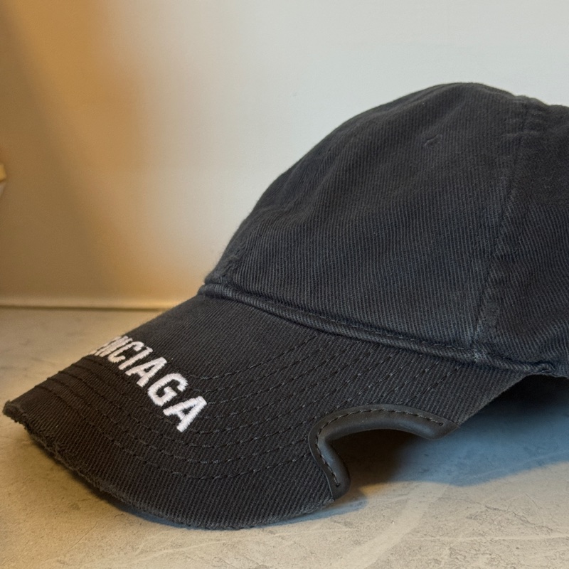 BALENCIAGA logo刺繡缺口帽簷仿舊棉質鴨舌帽(黑色)-1