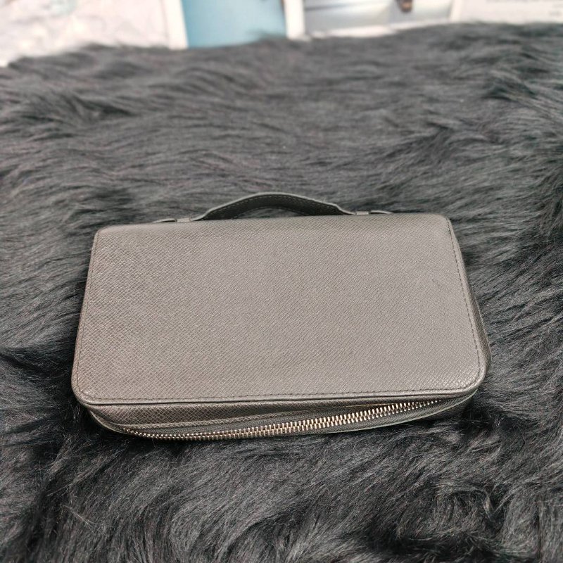 LV 黑色手拿包-1