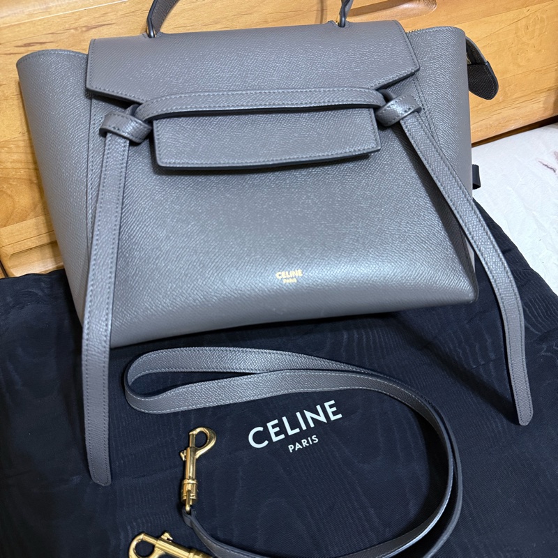 Celine斯琳belt bag荔枝紋中款Micro鯰魚包水泥灰-0