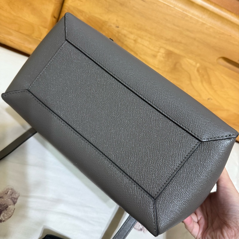 Celine斯琳belt bag荔枝紋中款Micro鯰魚包水泥灰-7