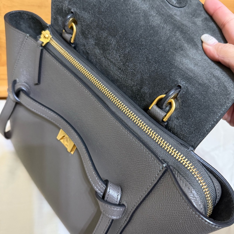 Celine斯琳belt bag荔枝紋中款Micro鯰魚包水泥灰-9