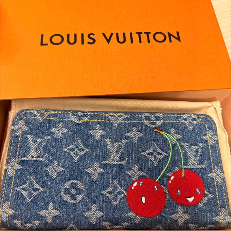 LV 村上隆 限量 2025年最新款 牛仔櫻桃長夾 全新閑置-2