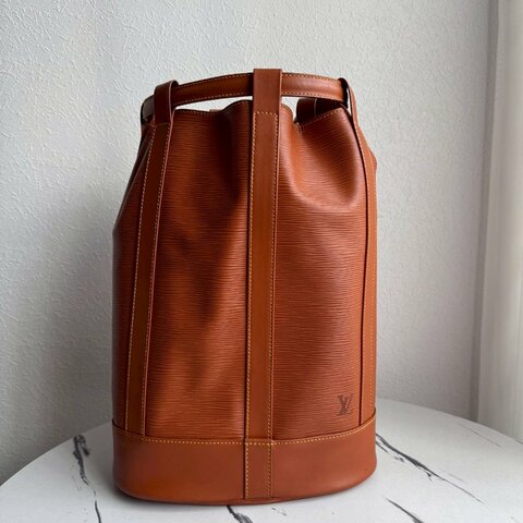 ✨萬元內買到手 超耐刮 LV 焦糖色EPI材質水桶後背包