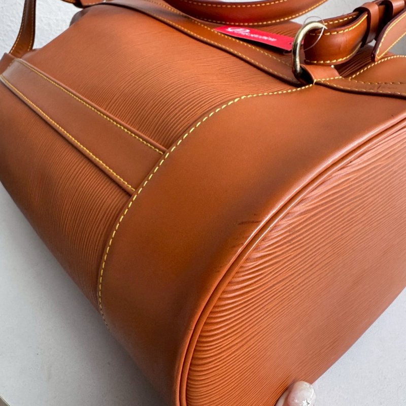 ✨萬元內買到手 超耐刮 LV 焦糖色EPI材質水桶後背包-3