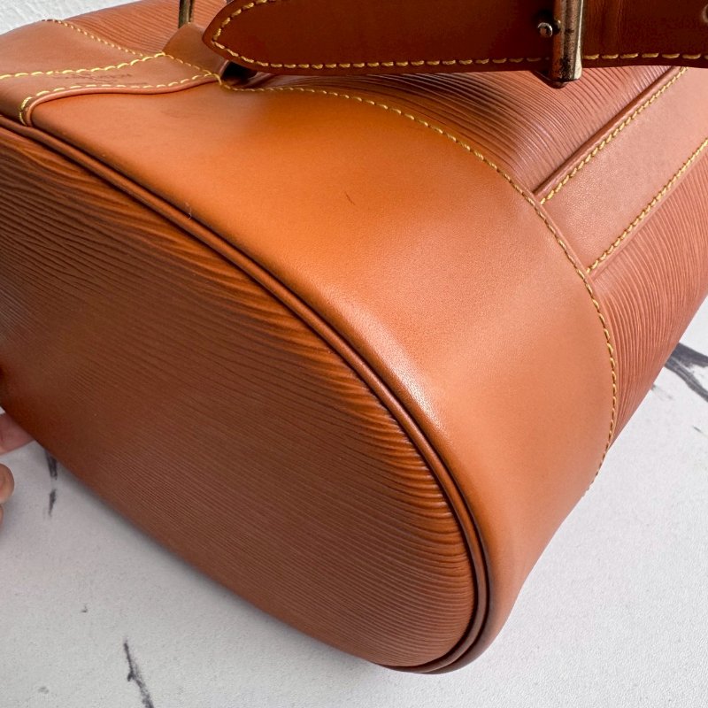 ✨萬元內買到手 超耐刮 LV 焦糖色EPI材質水桶後背包-4