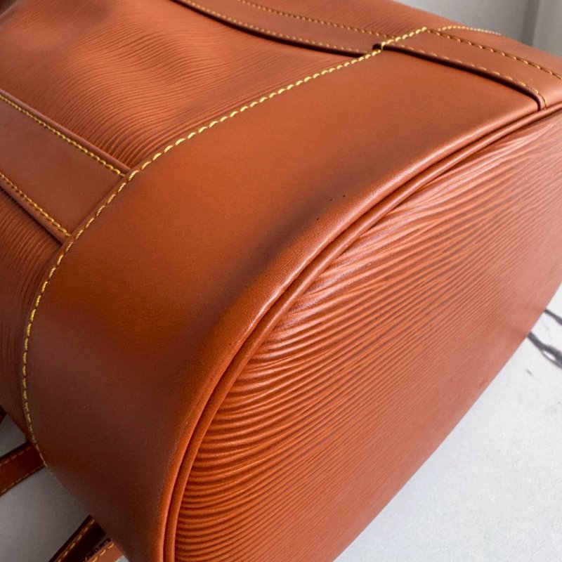 ✨萬元內買到手 超耐刮 LV 焦糖色EPI材質水桶後背包-5