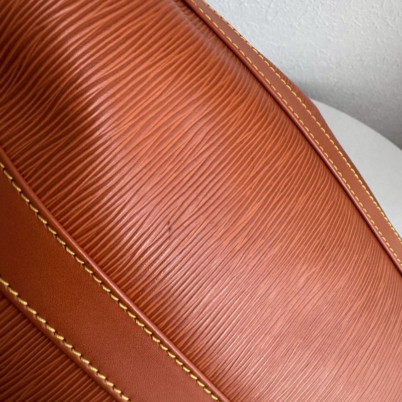 ✨萬元內買到手 超耐刮 LV 焦糖色EPI材質水桶後背包-13