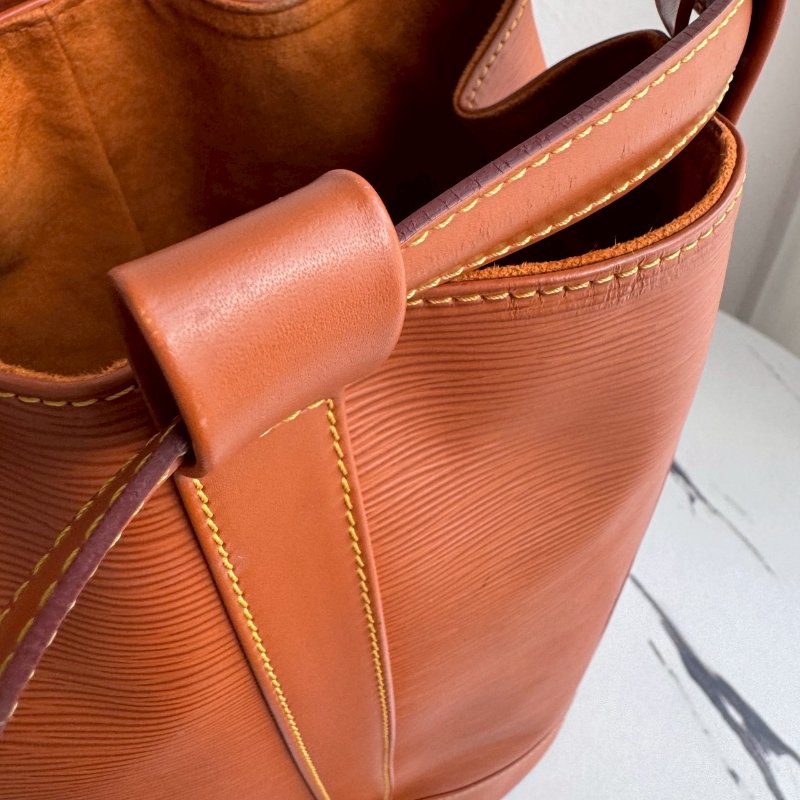 ✨萬元內買到手 超耐刮 LV 焦糖色EPI材質水桶後背包-15