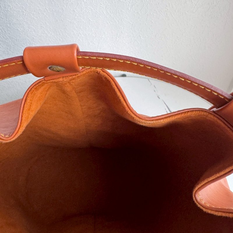 ✨萬元內買到手 超耐刮 LV 焦糖色EPI材質水桶後背包-17