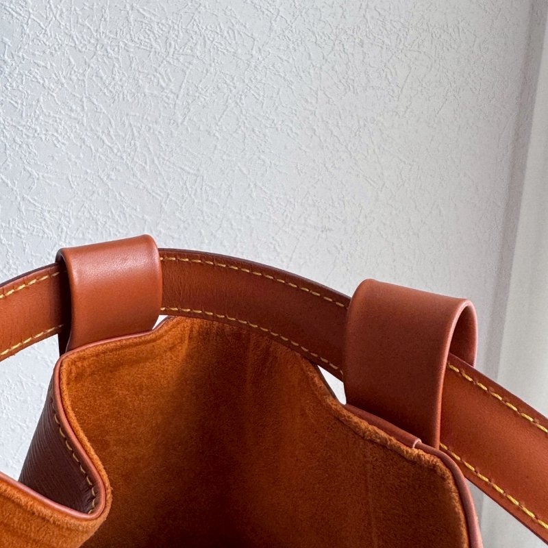 ✨萬元內買到手 超耐刮 LV 焦糖色EPI材質水桶後背包-19