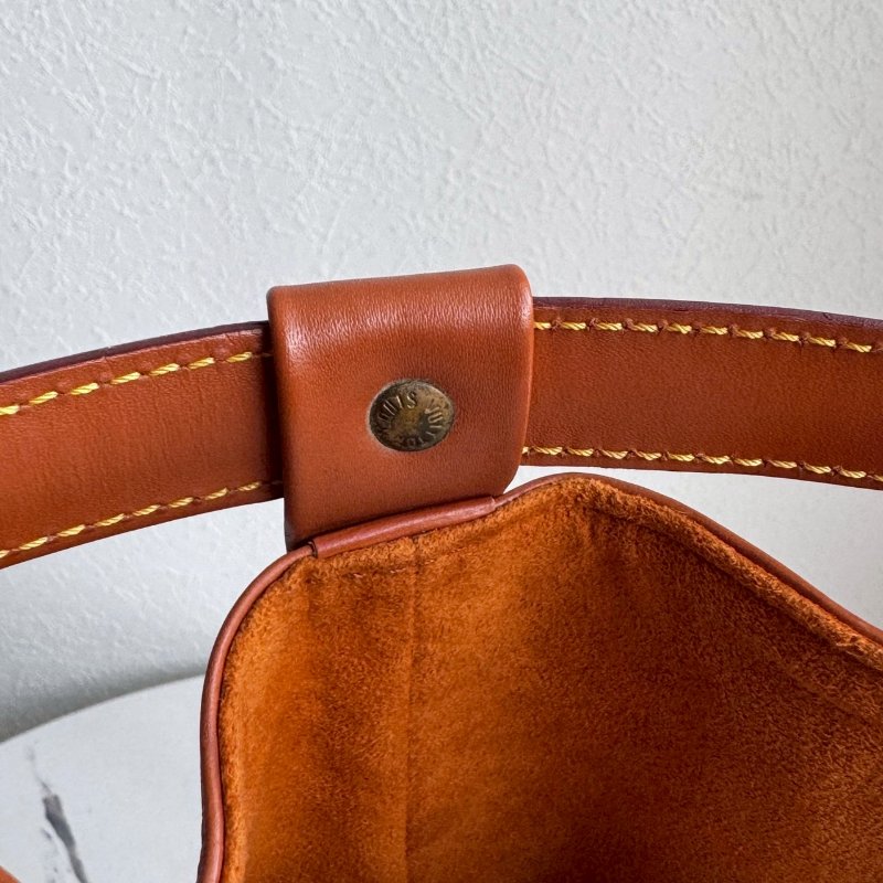 ✨萬元內買到手 超耐刮 LV 焦糖色EPI材質水桶後背包-20