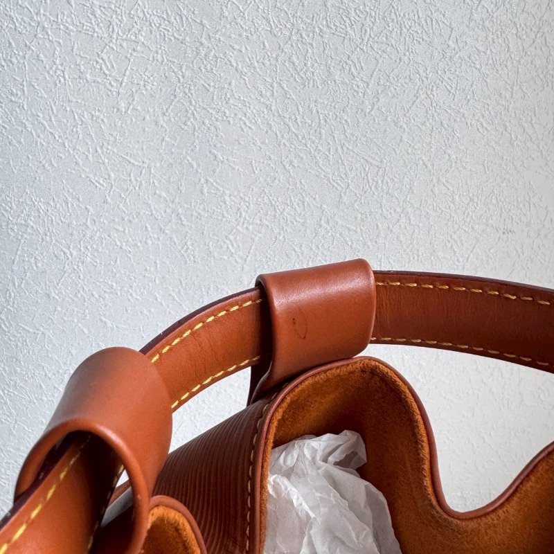 ✨萬元內買到手 超耐刮 LV 焦糖色EPI材質水桶後背包-21