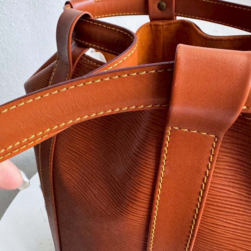 ✨萬元內買到手 超耐刮 LV 焦糖色EPI材質水桶後背包-22