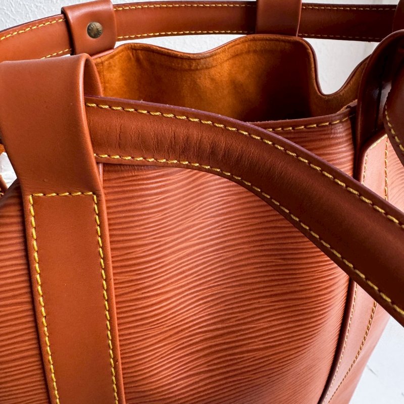 ✨萬元內買到手 超耐刮 LV 焦糖色EPI材質水桶後背包-23