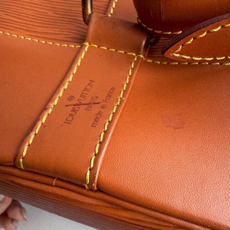 ✨萬元內買到手 超耐刮 LV 焦糖色EPI材質水桶後背包-24