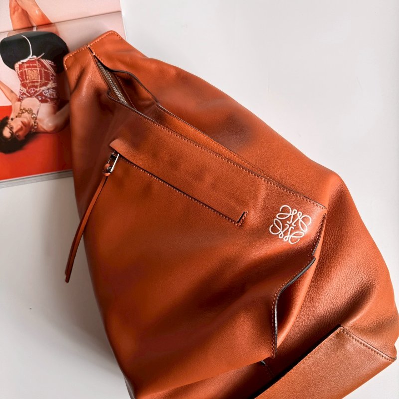 🎉超大容量 Loewe 焦糖色皮革直立肩背包 Anton Backpack GM-0