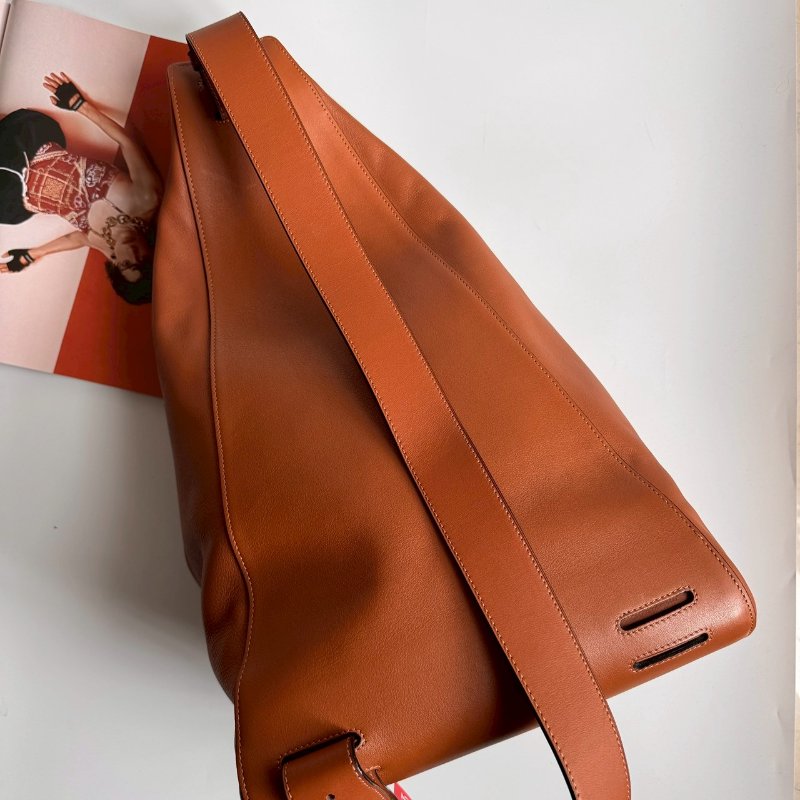🎉超大容量 Loewe 焦糖色皮革直立肩背包 Anton Backpack GM-1