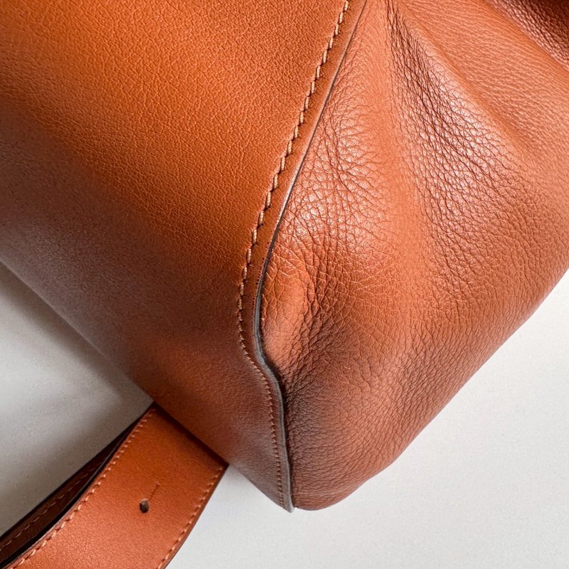 🎉超大容量 Loewe 焦糖色皮革直立肩背包 Anton Backpack GM-2