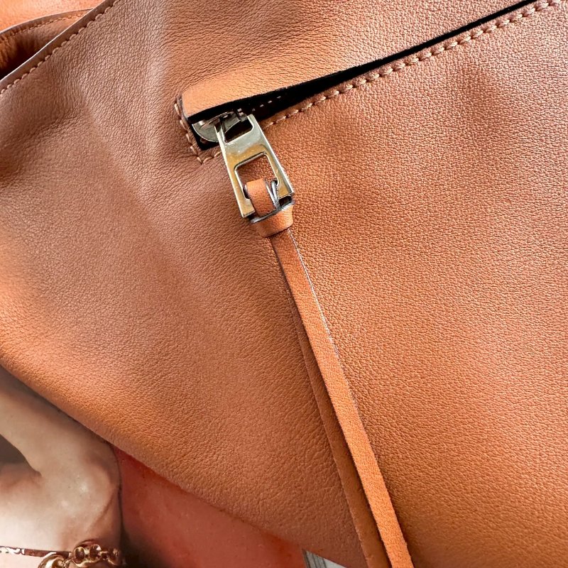 🎉超大容量 Loewe 焦糖色皮革直立肩背包 Anton Backpack GM-8