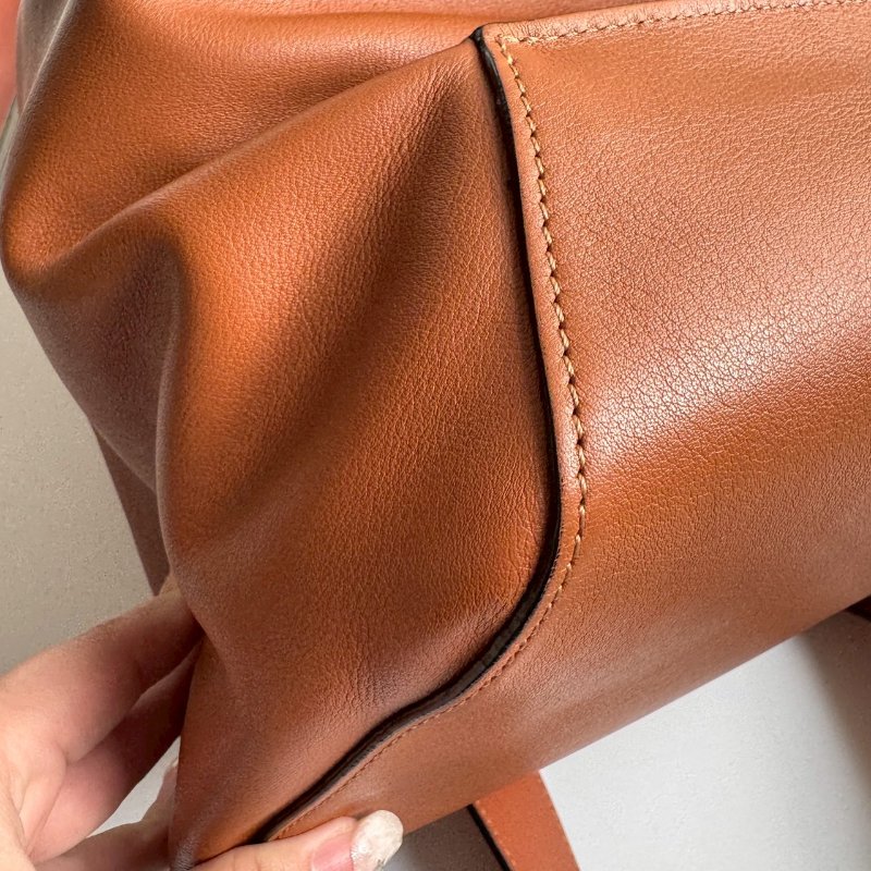 🎉超大容量 Loewe 焦糖色皮革直立肩背包 Anton Backpack GM-11