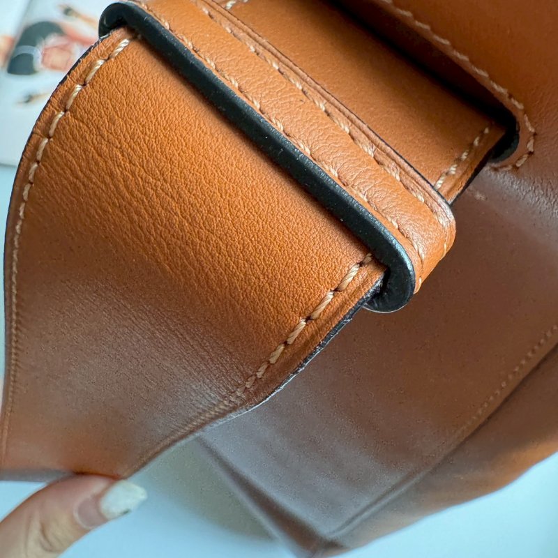 🎉超大容量 Loewe 焦糖色皮革直立肩背包 Anton Backpack GM-14
