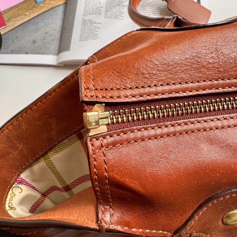 🎉通勤必備 破碎感 COACH 焦糖色皮革肩背包-33
