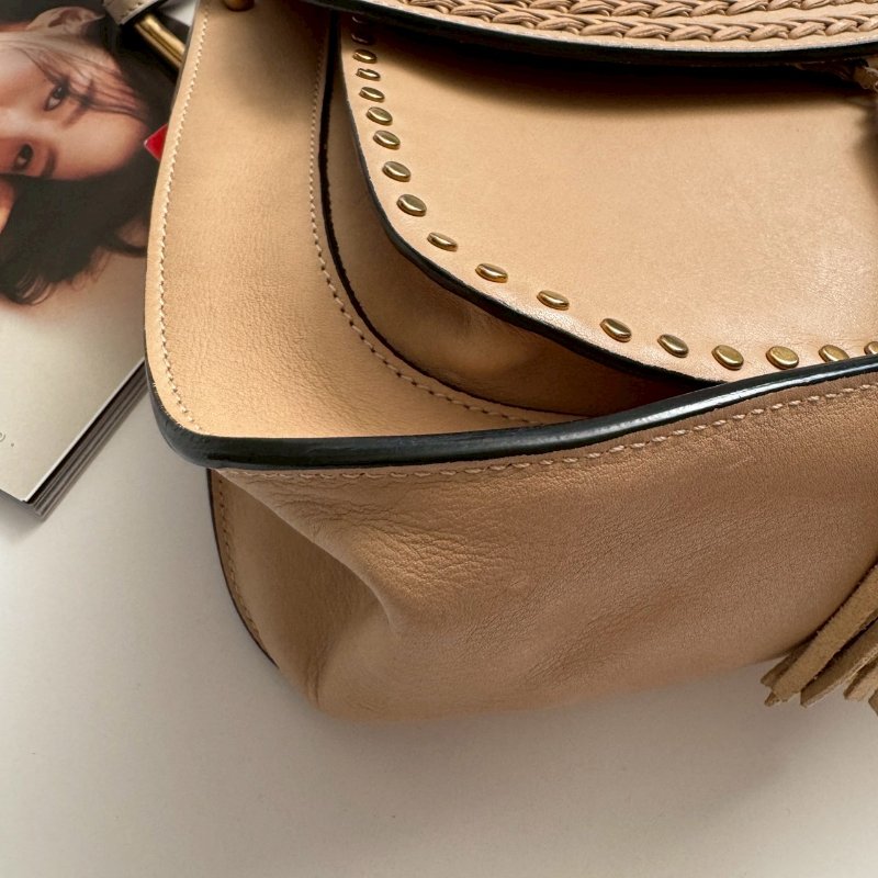 🎉知性溫柔 Chloe 奶茶色馬鞍流蘇斜背包GM-4