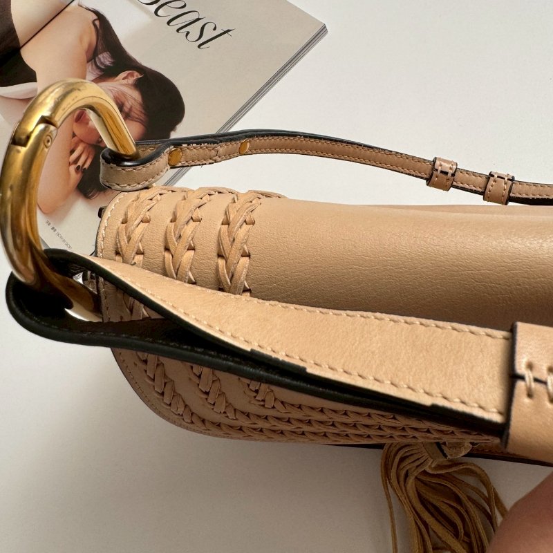 🎉知性溫柔 Chloe 奶茶色馬鞍流蘇斜背包GM-20