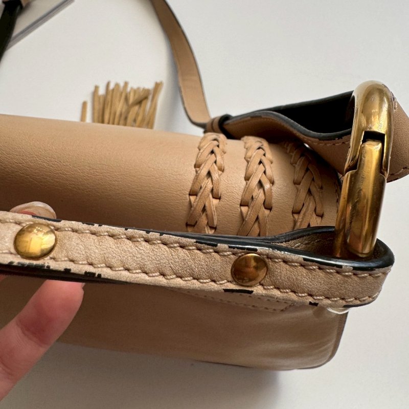 🎉知性溫柔 Chloe 奶茶色馬鞍流蘇斜背包GM-23