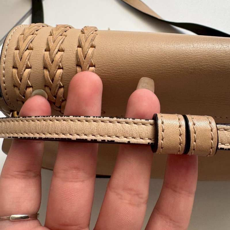 🎉知性溫柔 Chloe 奶茶色馬鞍流蘇斜背包GM-26