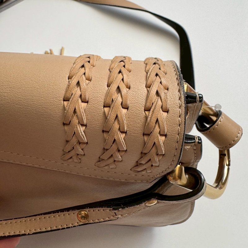 🎉知性溫柔 Chloe 奶茶色馬鞍流蘇斜背包GM-30