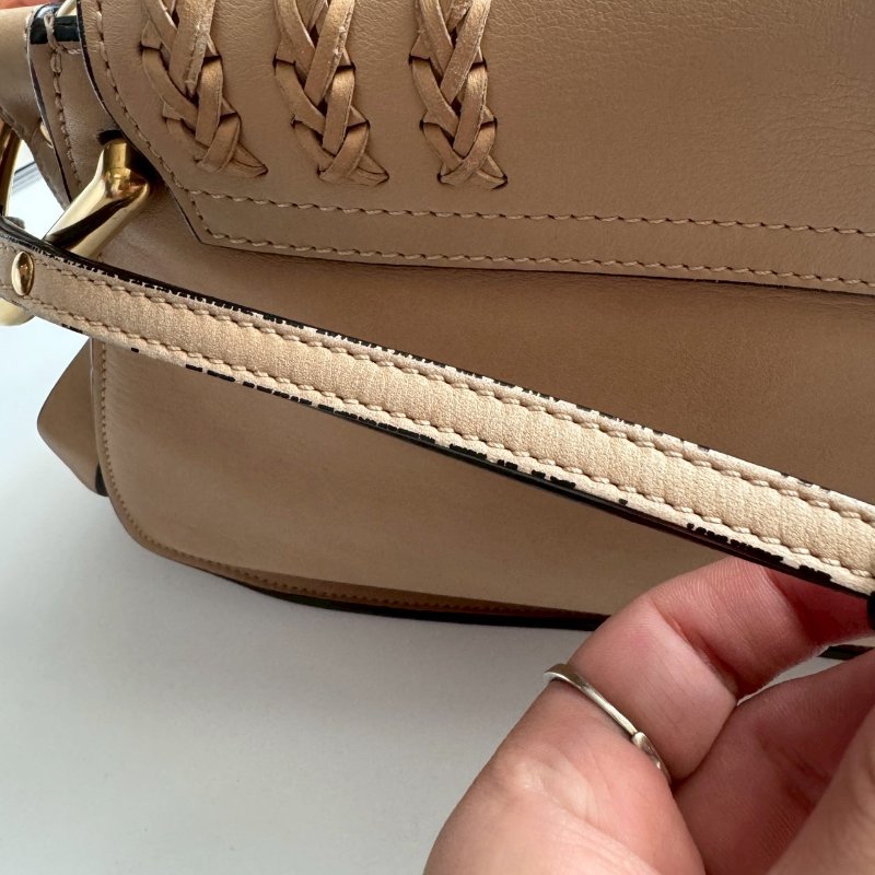 🎉知性溫柔 Chloe 奶茶色馬鞍流蘇斜背包GM-32