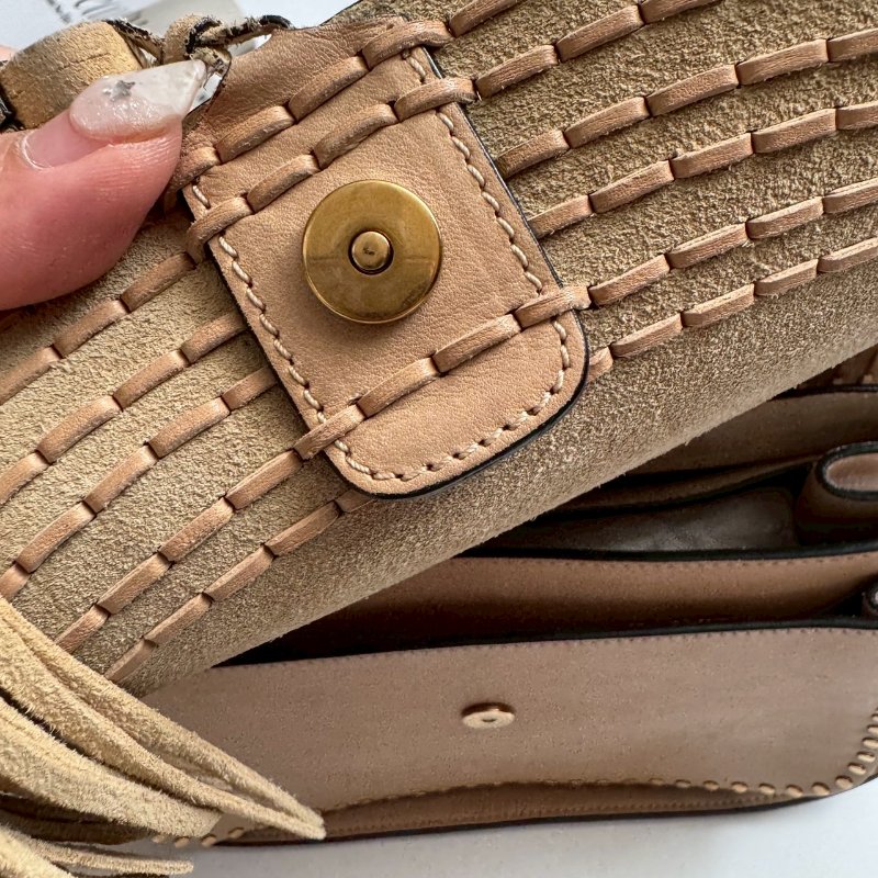 🎉知性溫柔 Chloe 奶茶色馬鞍流蘇斜背包GM-34