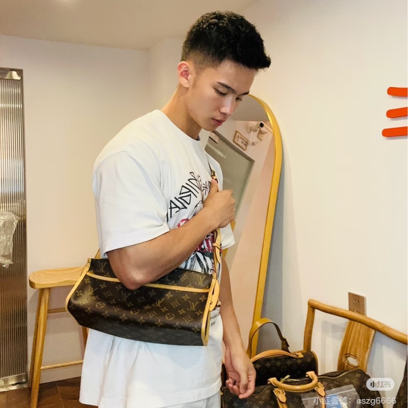 Louis Vuitton LV 老花 三角金球 單肩/斜肩包 男女可以背-25