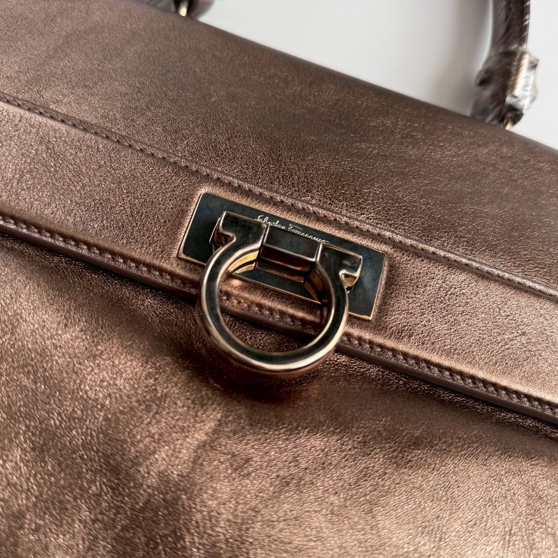 🎉羊皮款 Ferragamo 古銅金手提肩背包-21