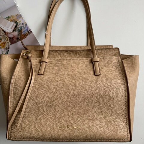 Ferragamo 米膚色拉鏈肩背托特包