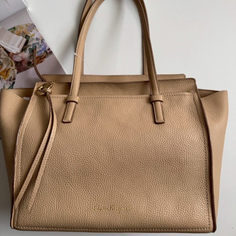 Ferragamo 米膚色拉鏈肩背托特包-0