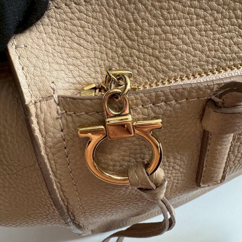 Ferragamo 米膚色拉鏈肩背托特包-16